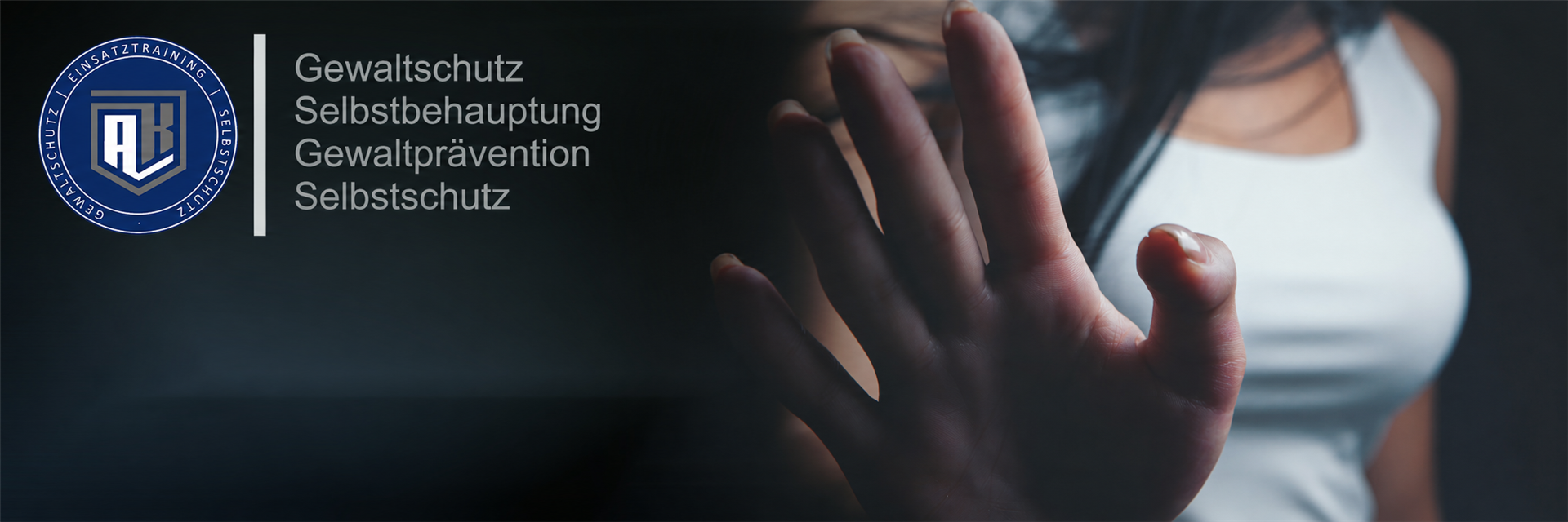 Frau mit erhobener Hand als Stop-Geste für Gewaltschutz, Selbstbehauptung, Gewaltprävention und Selbstschutz bei AK Gewaltschutz